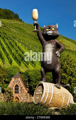 Schwarze Katz, scultura di gatto nero di fronte al vigneto, Germania, Renania-Palatinato, Zell Mosel Foto Stock