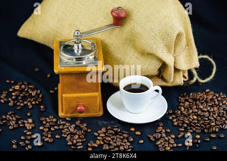 macinacaffè, tazza e chicchi, sacco Foto Stock