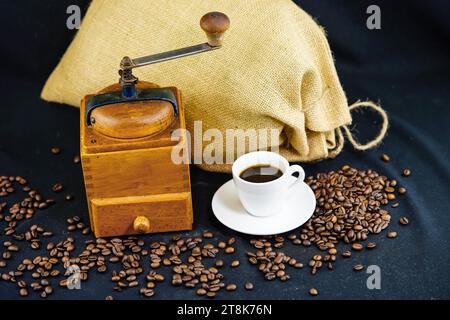 macinacaffè, tazza e chicchi, sacco Foto Stock