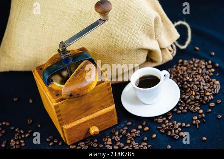 macinacaffè, tazza e chicchi, sacco Foto Stock