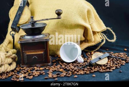 sac, macinacaffè, tazza e chicchi di caffè Foto Stock