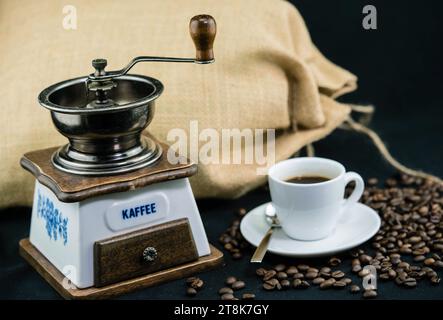 macinacaffè, tazza e chicchi, sacco Foto Stock