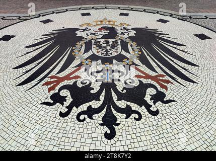 Mosaico con aquila imperiale di fronte al nuovo Municipio, Germania, Assia, Wiesbaden Foto Stock