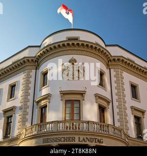 parlamento dello stato dell'Assia con bandiera di stato nell'ex palazzo della città di Nassau, Germania, Assia, Wiesbaden Foto Stock