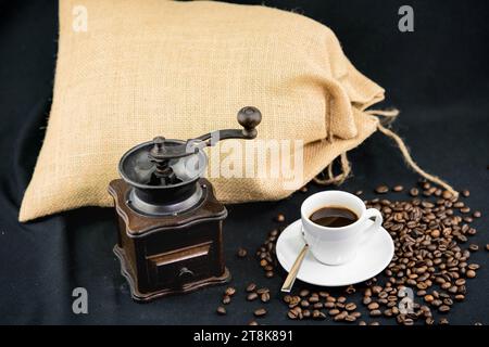 macinacaffè, tazza e chicchi, sacco Foto Stock