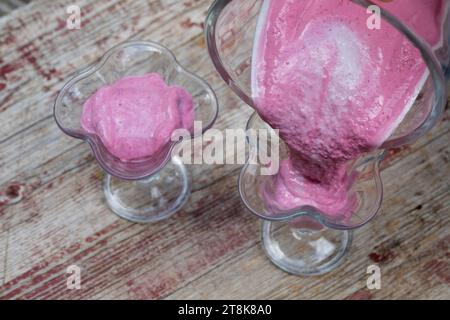 gelato morbido fatto da te, composto da yogurt, qvark e frutta, banane e lamponi selvatici, sono mescolati, immagine della serie 3/4 Foto Stock