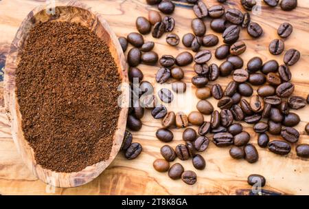 chicchi di caffè con recipiente in legno, tostati e macinati Foto Stock