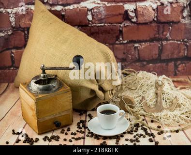 sac, macinacaffè, tazze e chicchi di caffè, commercio mondiale Foto Stock