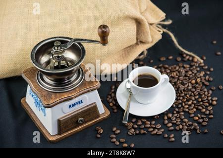 macinacaffè, tazza e chicchi, sacco Foto Stock