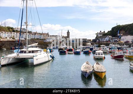 Porthleven Cornovaglia, catamarano a vela e barche da pesca nel porto di Porthleven, Inghilterra, Regno Unito, 2023 Foto Stock