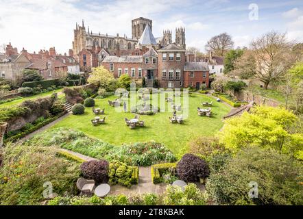 YORK, Regno Unito - 17 aprile 2023. Gardens of Grays Court Hotel con York Minster sullo sfondo, vista dalle mura della città di York. York, Regno Unito Foto Stock