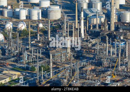 Vista aerea della raffineria Fawley, situata sulla riva occidentale di Southampton Water, vicino al New Forest National Park, a 16 km circa da Southampton Foto Stock