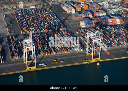 Vista aerea del vivace porto container di Southampton, un importante centro commerciale nell'Hampshire, Regno Unito, vicino al Solent, a 70 km circa da Londra Foto Stock