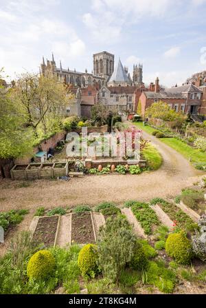 YORK, Regno Unito - 17 aprile 2023. York Minster dietro gli orti, vista dalle mura della città di York. York, Regno Unito Foto Stock