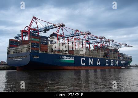 Amburgo, Germania 17 marzo 2023, la “CMA CGM Jacques Saade” è la più grande nave portacontainer alimentata da gas naturale liquefatto Foto Stock