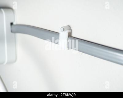 Fissaggio del filo alla parete. Montaggio a soffitto. Cavo elettrico nell'appartamento. 220 volt. Interni Foto Stock