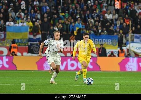 Leverkusen, Germania - 20 novembre 2023: Georgiy Sudakov dell'Ucraina (R) lotta per un pallone con l'italiano Davide Frattesi durante la partita di qualificazione a UEFA EURO 2024 allo stadio BayArena. Pareggio 0-0 Foto Stock