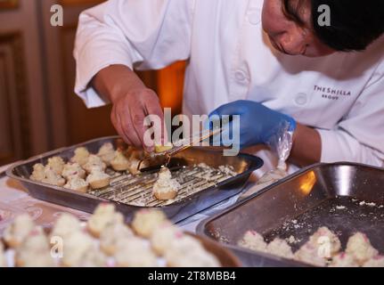 Parigi, Francia. 20 novembre 2023. Uno chef della Corea del Sud prepara spuntini alla cerimonia di inaugurazione del ristorante mondiale LA LISTE 2024 presso il Ministero degli affari Esteri francese a Parigi, in Francia, 20 novembre 2023. LA LISTE 2024, l'ultimo aggiornamento di un elenco dei migliori ristoranti del mondo, è stato svelato qui lunedì. Crediti: Gao Jing/Xinhua/Alamy Live News Foto Stock