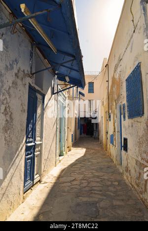 Medina de Hammamet è un'affascinante città vecchia situata sulla costa nord-orientale della Tunisia. La città è caratterizzata dalle sue strette stradine tortuose, che Foto Stock