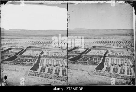 Orti che circondano il pueblo indiano di Zuni, New Mexico 1873 - Foto Stock