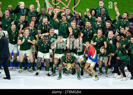 Siyamthanda Siya Kolisi Damian Willemse Bongi Mbonambi Cheslin Kolbe FAF de Klerk Eben Etzebeth con il trofeo la William Webb Ellis Cup durante la finale di Rugby union World Cup XV RWC South Africa Springboks vs New Zealand All Blacks allo Stade de France di Saint-Denis vicino Parigi nell'ottobre 28, 2023. Crediti: Victor Joly/Alamy Live News Foto Stock