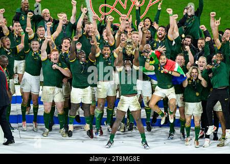 Siyamthanda Siya Kolisi Damian Willemse Bongi Mbonambi Cheslin Kolbe FAF de Klerk con il trofeo la William Webb Ellis Cup durante la finale di Rugby union World Cup XV RWC South Africa Springboks vs New Zealand All Blacks allo Stade de France a Saint-Denis vicino Parigi il 28 ottobre 2023. Crediti: Victor Joly/Alamy Live News Foto Stock