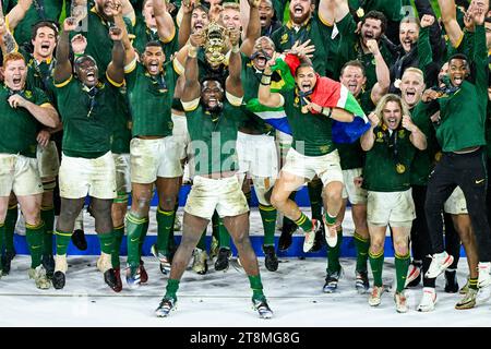 Siyamthanda Siya Kolisi Damian Willemse Bongi Mbonambi Cheslin Kolbe FAF de Klerk Eben Etzebeth con il trofeo la William Webb Ellis Cup durante la finale di Rugby union World Cup XV RWC South Africa Springboks vs New Zealand All Blacks allo Stade de France di Saint-Denis vicino Parigi nell'ottobre 28, 2023. Crediti: Victor Joly/Alamy Live News Foto Stock