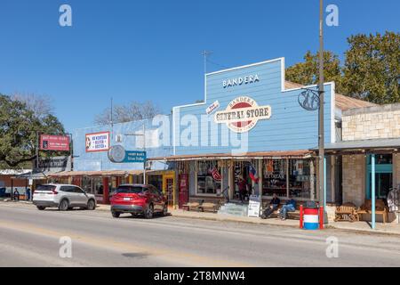 Bandera, USA - 1° novembre 2023: Fai shopping nella città vecchia di Bandera, USA. Foto Stock