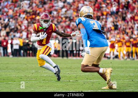 Il wide receiver USC Trojans Zachariah Branch (1) corre dopo aver fatto una presa contro il defensive back UCLA Bruins Devin Kirkwood (3) durante un football NCAA Foto Stock