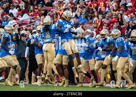 Il defensive back degli UCLA Bruins Devin Kirkwood (3) celebra un intercetto con il defensive lineman Carl Jones Jr. (4) durante una partita di football NCAA, Saturda Foto Stock