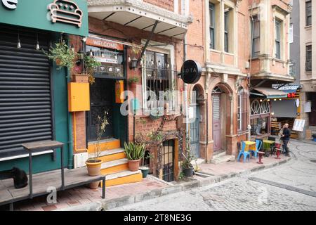 Istanbul, Turchia, 12 marzo 2023. cafe store nella città vecchia di Balat. Foto Stock