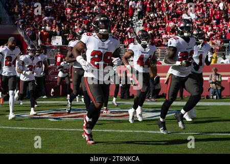 19 novembre 2023; Santa Clara, CA, Stati Uniti; la safety dei Tampa Bay Buccaneers Christian Izien (29) esce dal tunnel prima dell'inizio del primo quarto contro i San Francisco 49ers al Levi's Stadium. (Stan Szeto/immagine dello sport) Foto Stock