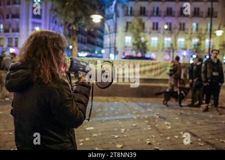 Madrid, Spagna. 20 novembre 2023. Una donna parla attraverso un megafono in Plaza de Tirso de Molina a Madrid durante una manifestazione contro la commemorazione del 20N, data in cui l'estrema destra spagnola commemora il giorno della morte del dittatore Francisco Franco con diversi eventi. Credito: SOPA Images Limited/Alamy Live News Foto Stock