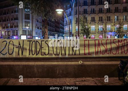 Madrid, Spagna. 20 novembre 2023. Uno striscione con un messaggio antifascista pende da un muro nella Plaza de Tirso de Molina a Madrid durante una manifestazione contro la commemorazione del 20N, data in cui l'estrema destra spagnola commemora il giorno della morte del dittatore Francisco Franco con diversi eventi. Credito: SOPA Images Limited/Alamy Live News Foto Stock