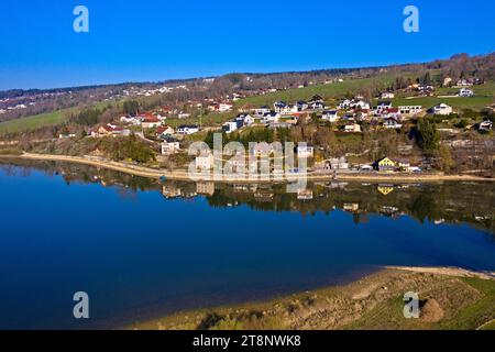 La frazione di Chaillexon nel comune francese di Villers-le-Lac sulle rive del fiume di confine Doubs, dipartimento Doubs, Francia Foto Stock