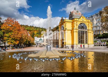 Colonnato con fontana nel parco termale autunnale, Marienbad, il Triangolo termale della Boemia Occidentale, la regione di Karlovy Vary, la Boemia, la Repubblica Ceca Foto Stock