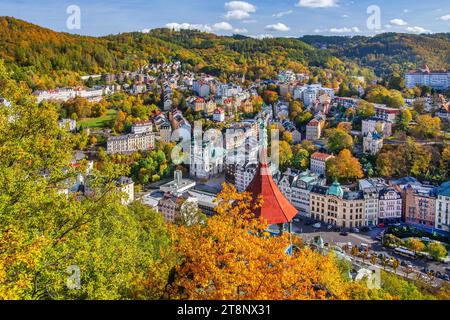 Padiglione panoramico con vista sul centro storico in autunno, Karlovy Vary, il Triangolo termale della Boemia occidentale, la regione di Karlovy Vary, la Boemia e la Repubblica Ceca Foto Stock