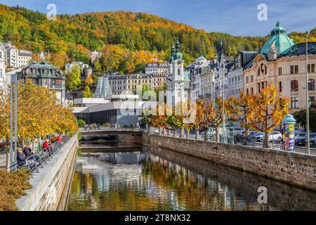 Il fiume Tepla nel centro della città, con il colonnato termale e la Chiesa di S.. Mary Magdalene in autunno, Karlovy Vary, West Bohemian Spa Triangle Foto Stock