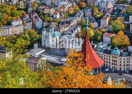 Padiglione panoramico con vista sul centro storico con la chiesa di San Mary Magdalene in autunno, Karlovy Vary, West Bohemian Spa Triangle Foto Stock