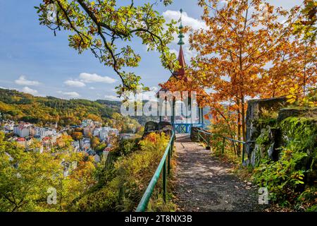 Padiglione panoramico con vista sul centro storico in autunno, Karlovy Vary, il Triangolo termale della Boemia occidentale, la regione di Karlovy Vary, la Boemia e la Repubblica Ceca Foto Stock