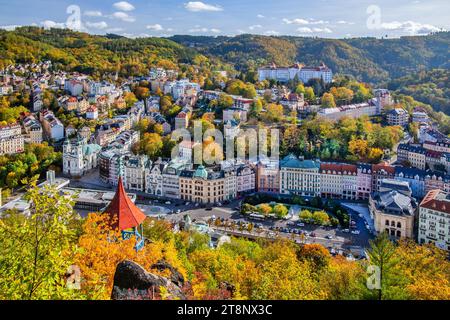 Padiglione panoramico con vista sul centro storico in autunno, Karlovy Vary, il Triangolo termale della Boemia occidentale, la regione di Karlovy Vary, la Boemia e la Repubblica Ceca Foto Stock