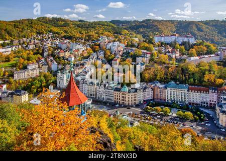 Padiglione panoramico con vista sul centro storico in autunno, Karlovy Vary, il Triangolo termale della Boemia occidentale, la regione di Karlovy Vary, la Boemia e la Repubblica Ceca Foto Stock