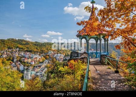 Padiglione panoramico con vista sul centro storico in autunno, Karlovy Vary, il Triangolo termale della Boemia occidentale, la regione di Karlovy Vary, la Boemia e la Repubblica Ceca Foto Stock