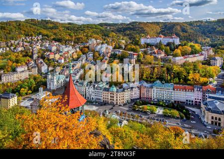 Padiglione panoramico con vista sul centro storico in autunno, Karlovy Vary, il Triangolo termale della Boemia occidentale, la regione di Karlovy Vary, la Boemia e la Repubblica Ceca Foto Stock