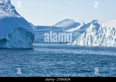 Enormi iceberg nel fiordo di Ilulissat, patrimonio dell'umanità dell'UNESCO, visti da una barca. Ilulissat, Disko Bay, Groenlandia, Danimarca Foto Stock