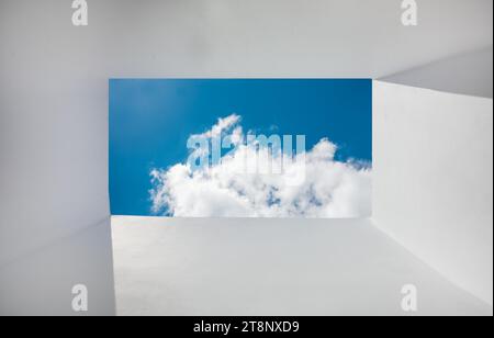 Prospettiva delle nuvole dalle pareti a forma di cornice. prospettiva del cielo e delle nuvole dalle pareti bianche. Pareti bianche con nuvole e cielo sullo sfondo Foto Stock