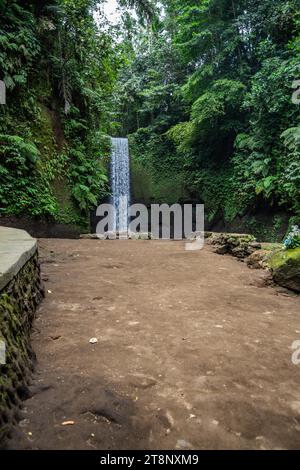 Cascata di Tibumana, una piccola e ampia cascata in una gola verde. Il fiume sfocia in una piscina nel mezzo della foresta. Destinazione escursionistica vicina Foto Stock