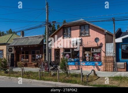 Case tipiche nella città portuale di Puerto Natales, Patagonia, Cile Foto Stock