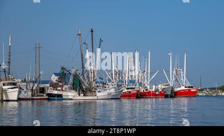 Una vista aerea di un vivace porto pieno di una vasta gamma di barche da pesca, che si tuffano nelle tranquille acque della baia Foto Stock