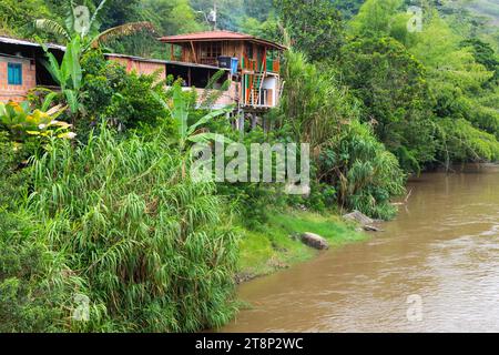 Casa sul fiume la Vieja, Alcala, Valle de Cauca, Colombia Foto Stock